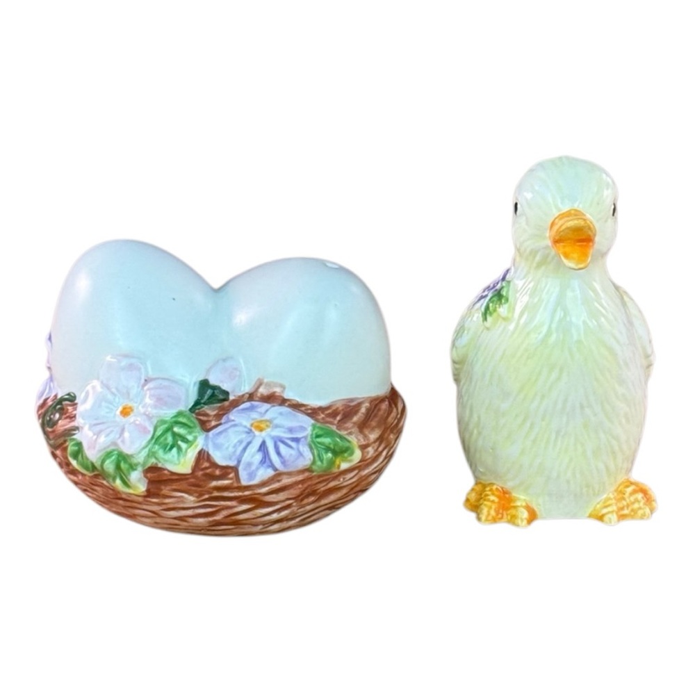 Avon Gift Collection Springtime Salt and Pepper Shakers Duck and Eggs Shakers